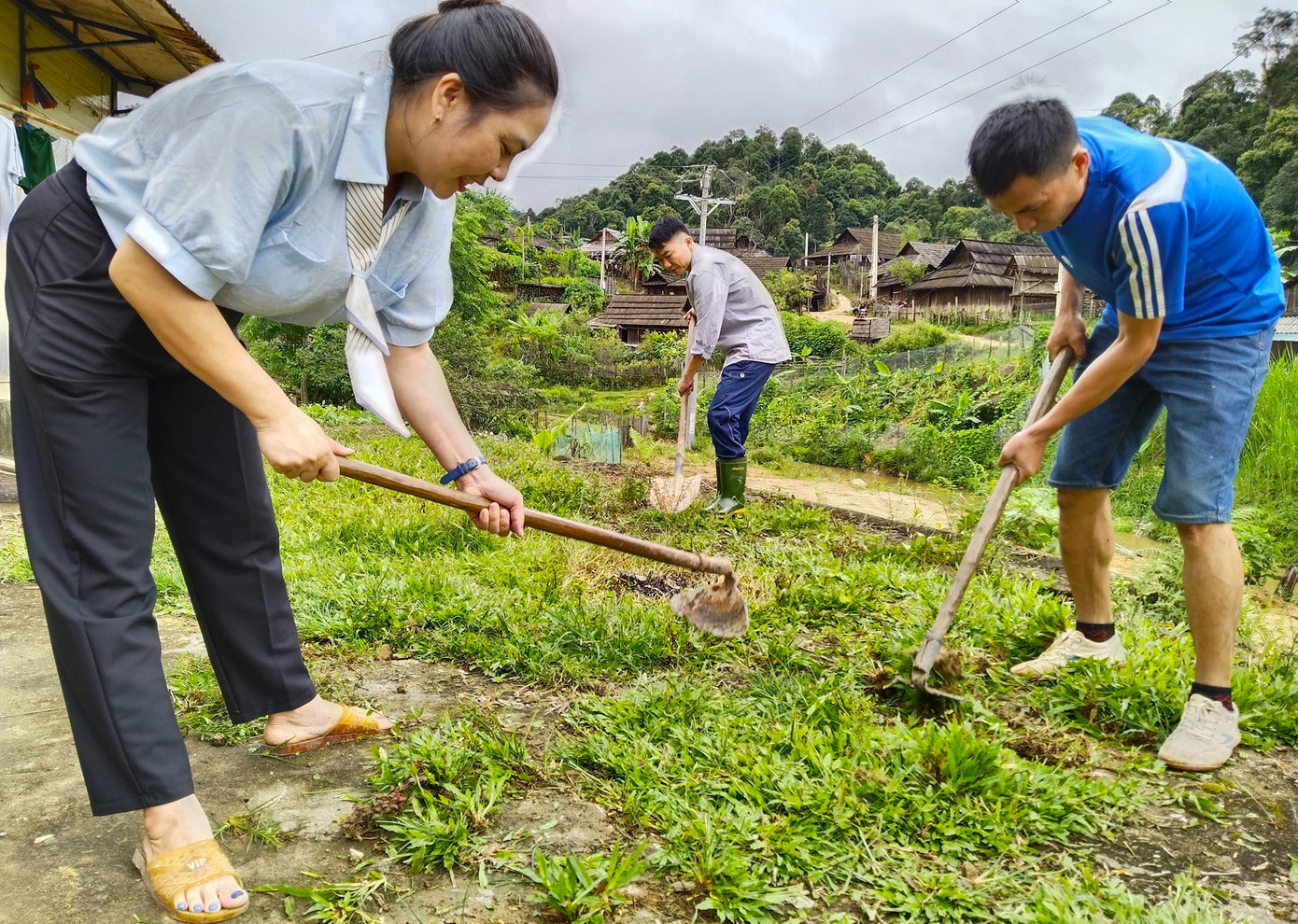 Ngoài những thời điểm đi vận động học sinh đến trường, các giáo viên lại đến các điểm trường để dọn cỏ, lau chùi vệ sinh trường lớp, chuẩn bị cho một năm học mới bắt đầu.