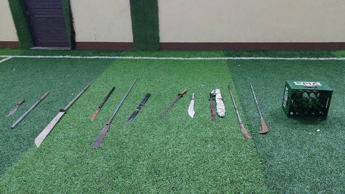 Công an thu giữ nhiều hung khí các loại như dao, kiếm, vỏ chai bia. Công an thu giữ nhiều hung khí các loại như dao, kiếm, vỏ chai bia.