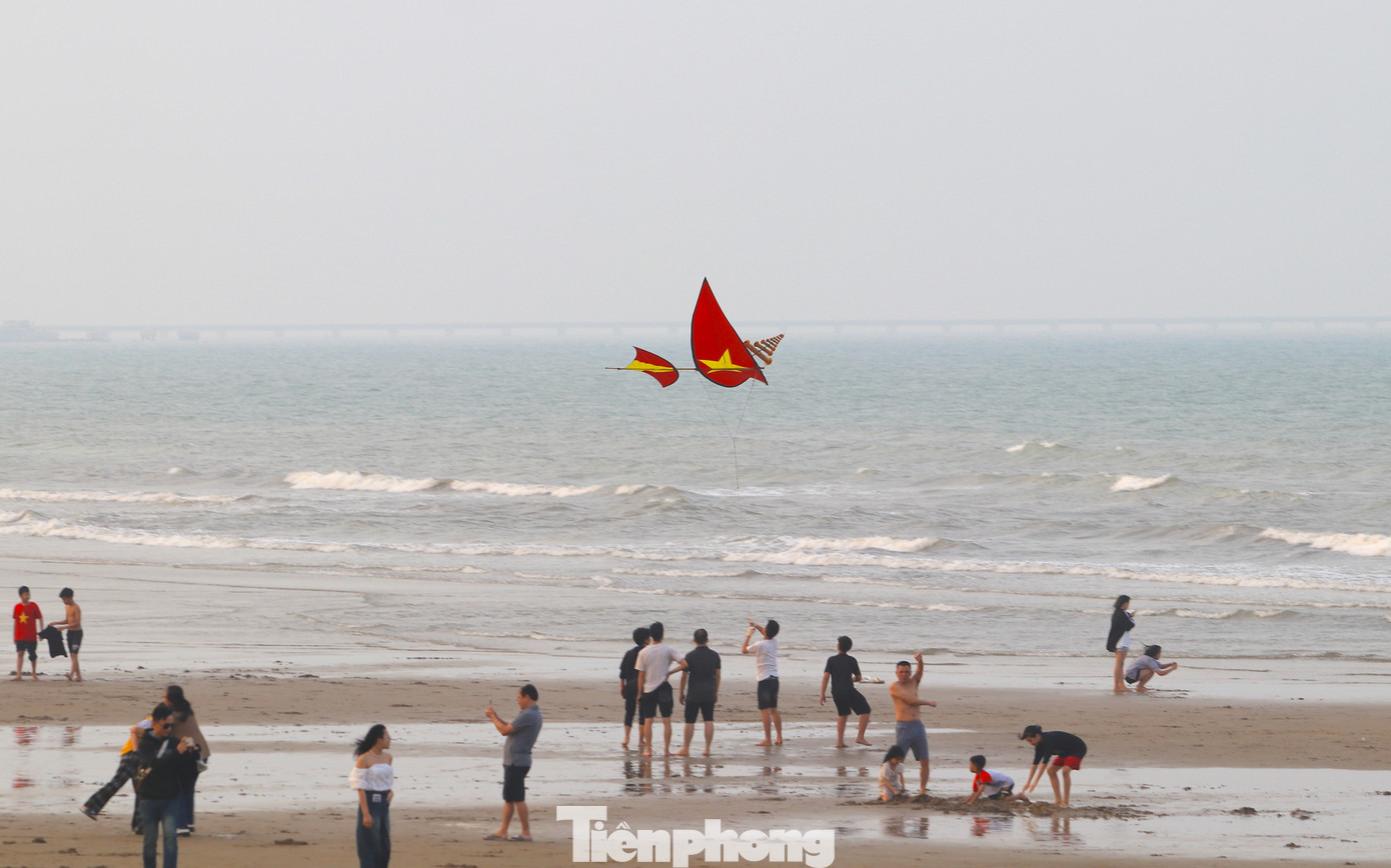 Mỗi khi người chơi bắt đầu thả diều trên bãi biển, du khách xung quanh lại kéo đến để được tận mắt chiêm ngưỡng những con diều "khổng lồ" và cách thả diều đẹp mắt.