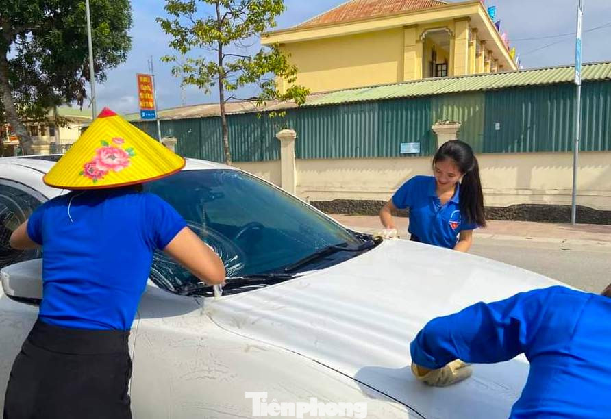 Không phải là một người rửa xe chuyên nghiệp nhưng các nữ đoàn viên vẫn thực hiện thuần thục đầy đủ các quy trình rửa xe cơ bản như tưới bọt, lau xe, xịt nước, lau khô. Sau khi rửa, những chiếc xe sạch đẹp và làm hài lòng mọi người.