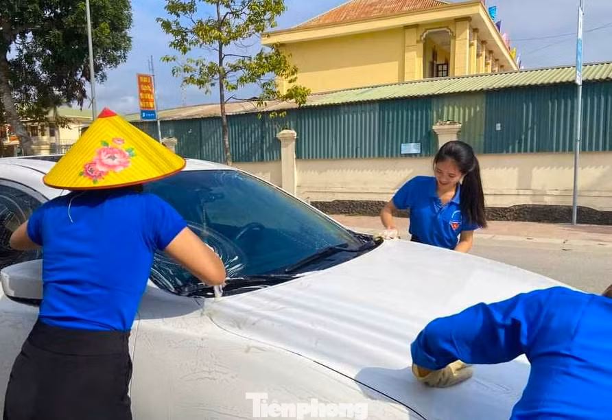 Không phải là một người rửa xe chuyên nghiệp nhưng các nữ đoàn viên vẫn thực hiện thuần thục đầy đủ các quy trình rửa xe cơ bản như tưới bọt, lau xe, xịt nước, lau khô. Sau khi rửa, những chiếc xe sạch đẹp và làm hài lòng mọi người.