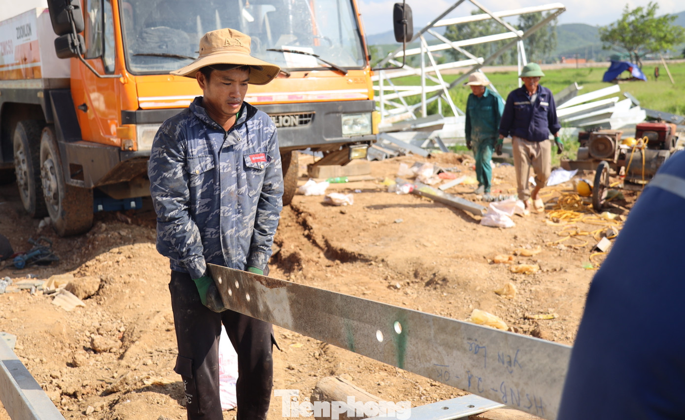 Dưới đất, các công nhân tất bật khuân vác những cấu kiện lại để bắt vít, lắp dựng thành khung.