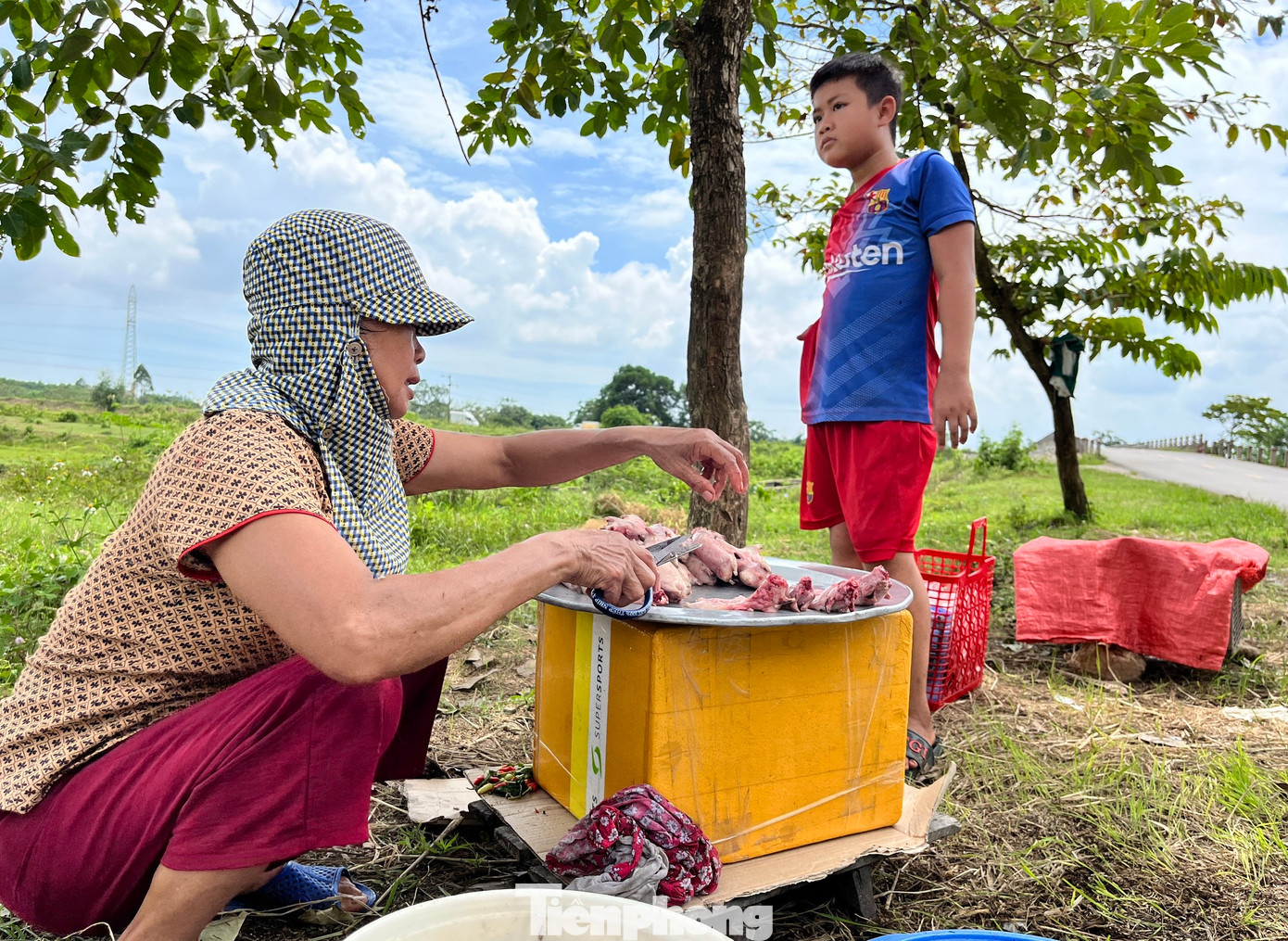 Chuột được làm sạch và bày bán dọc các tuyến đường làng ở xã Đức Thành (Yên Thành, Nghệ An).