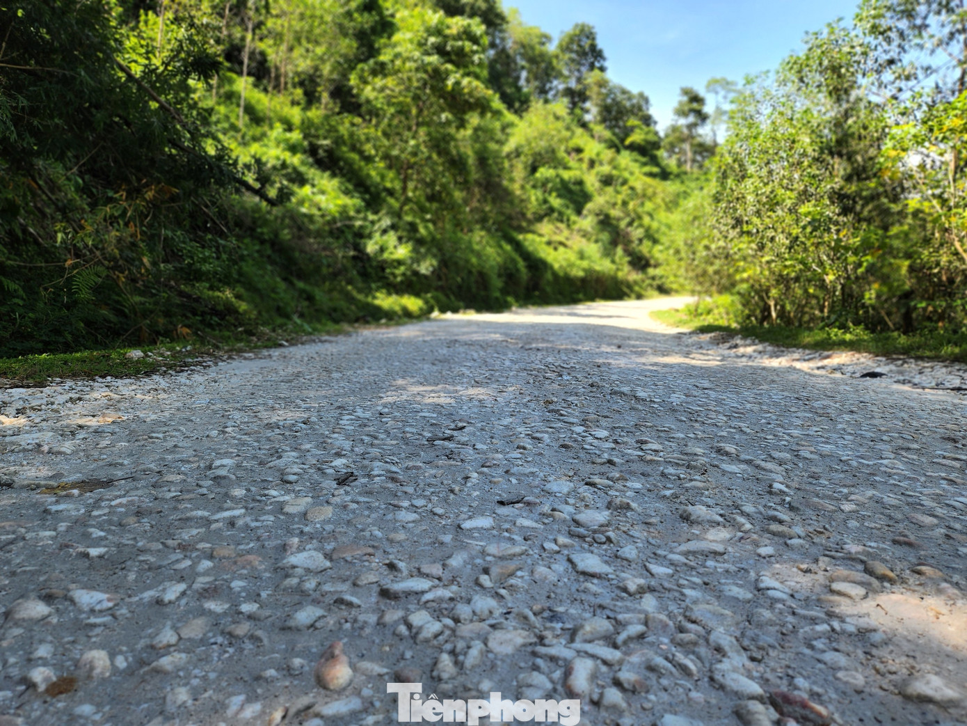 Ghi nhận thực tế của PV, nhiều đoạn đường hiện chỉ là đường cấp phối với nền đá lởm chởm.
