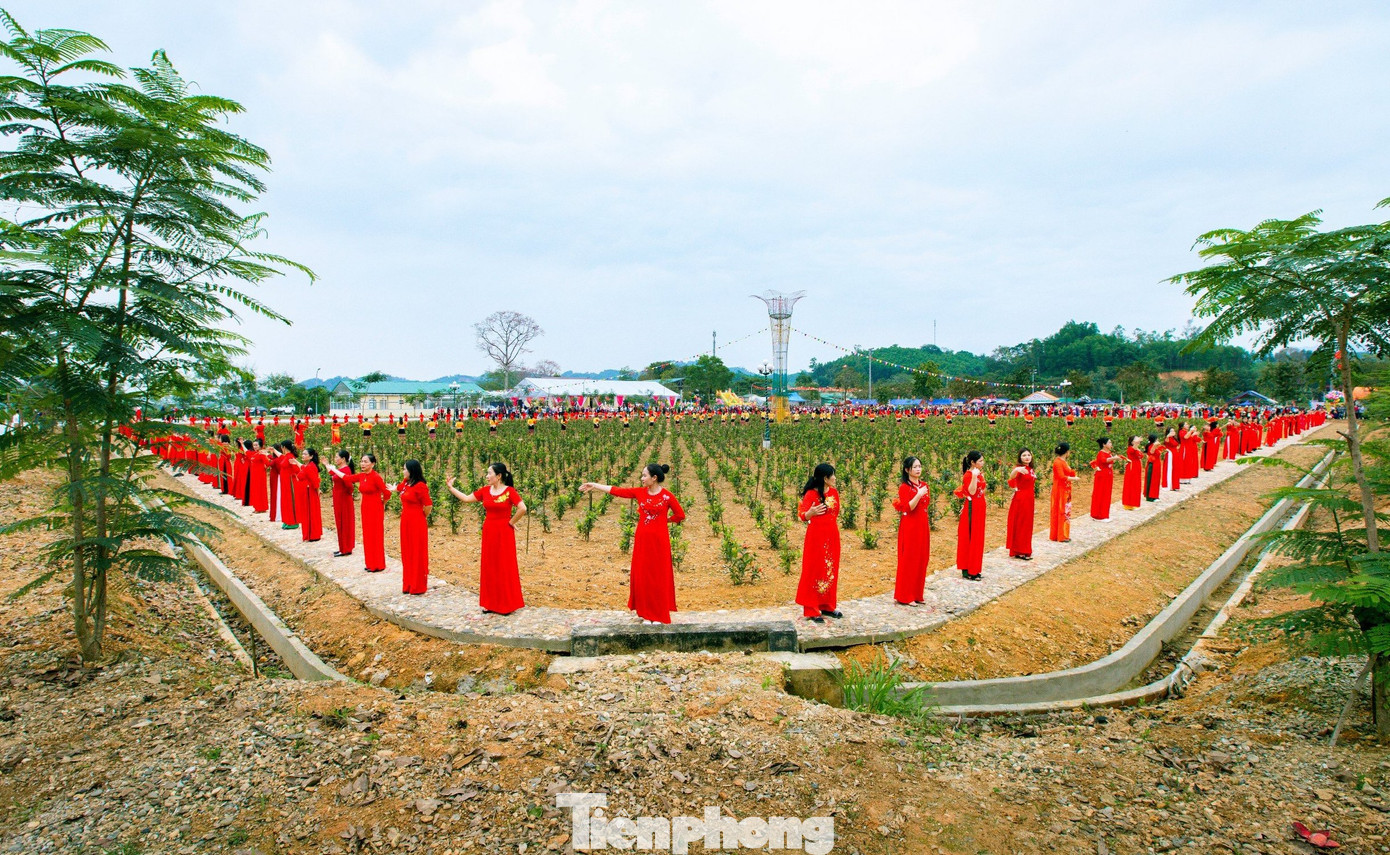 Về với Tam Sơn mùa lễ hội Hoa Gạo, du khách còn được tham gia các trò chơi dân gian, thưởng thức các món ăn ẩm thực độc đáo, dân dã của người dân bản địa, được hoà mình vào không gian vẻ đẹp tự nhiên của núi rừng, checkin hàng Mộc miên tháng 3 quyến rũ,… và cảm nhận tình cảm ấm áp, hiếu khách của người dân nơi đây. Tại lễ hội, ngoài các phần thi đua hấp dẫn, lễ hội còn có các màn đồng diễn múa hát cộng đồng dân ca, dân vũ tại vườn hoa mẫu đơn, chương trình văn nghệ quần chúng, chương trình ẩm thực, bắn pháo hoa bế mạc. (Ảnh: Rạng Đông).