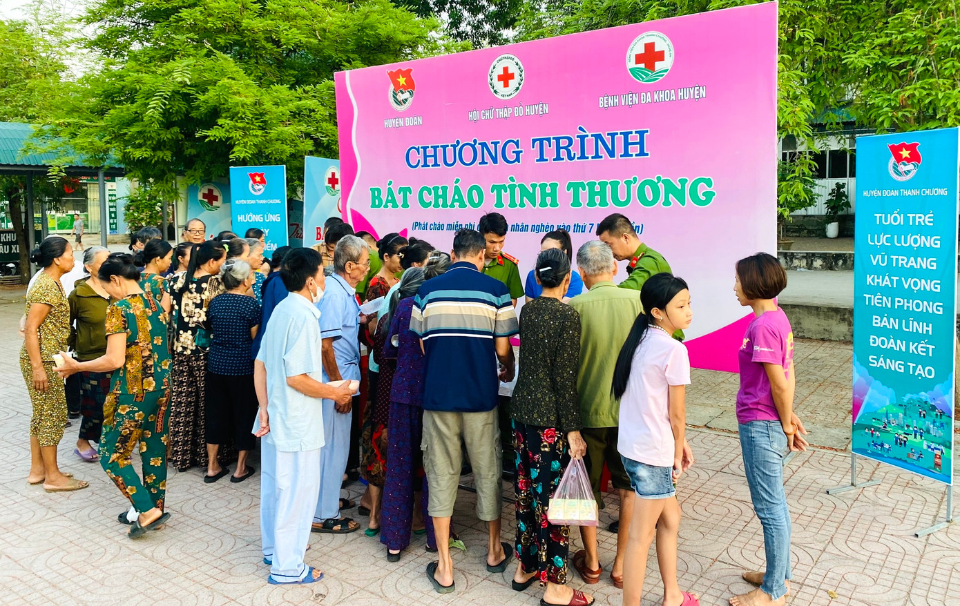 Các đoàn viên thanh niên trên toàn huyện Thanh Chương tổ chức làm sạch các tuyến đường giao thông nông thôn; thu hoạch nông sản giúp các hộ gia đình neo người có hoàn cảnh khó khăn; Ra mắt công trình thanh niên số hóa thông tin các anh hùng liệt sĩ tại nghĩa trang liệt sỹ xã Thanh Hòa; Tổ chức chương trình Bát cháo tình thương tại bệnh viện đa khoa huyện Thanh Chương. Các đoàn viên thanh niên trên toàn huyện Thanh Chương tổ chức làm sạch các tuyến đường giao thông nông thôn; thu hoạch nông sản giúp các hộ gia đình neo người có hoàn cảnh khó khăn; Ra mắt công trình thanh niên số hóa thông tin các anh hùng liệt sĩ tại nghĩa trang liệt sỹ xã Thanh Hòa; Tổ chức chương trình Bát cháo tình thương tại bệnh viện đa khoa huyện Thanh Chương.