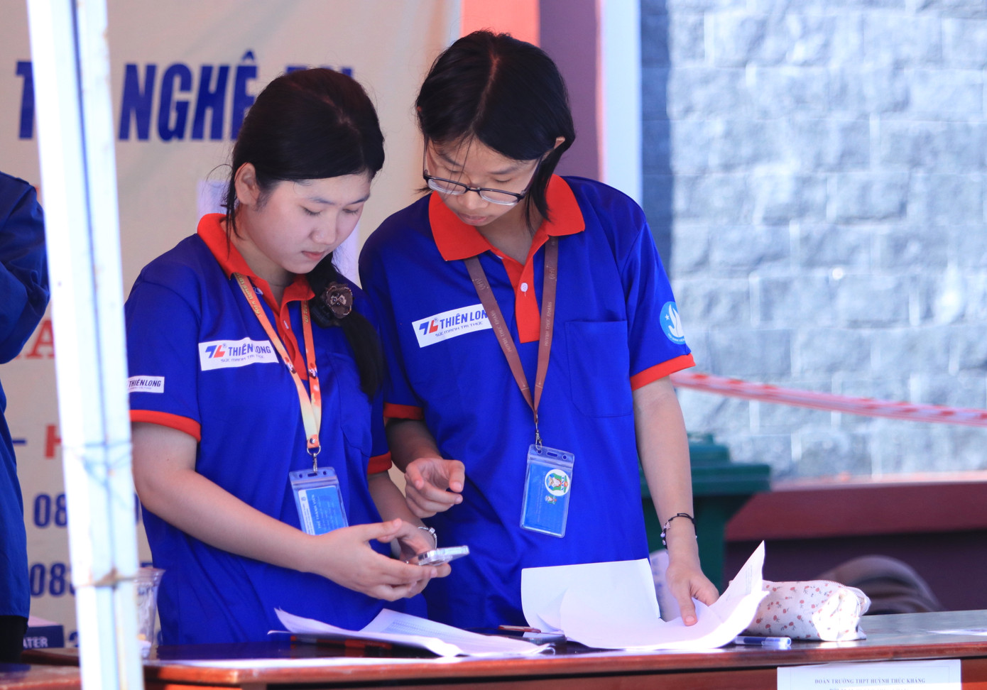 "Chúng em sẽ cố gắng hỗ trợ hết mức có thể để các thí sinh hoàn thành tốt kỳ thi của mình", em Phạm Thị Thục Anh nói. "Chúng em sẽ cố gắng hỗ trợ hết mức có thể để các thí sinh hoàn thành tốt kỳ thi của mình", em Phạm Thị Thục Anh nói.