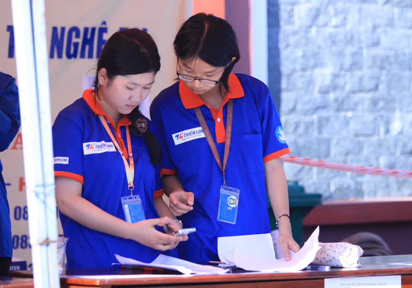"Chúng em sẽ cố gắng hỗ trợ hết mức có thể để các thí sinh hoàn thành tốt kỳ thi của mình", em Phạm Thị Thục Anh nói. "Chúng em sẽ cố gắng hỗ trợ hết mức có thể để các thí sinh hoàn thành tốt kỳ thi của mình", em Phạm Thị Thục Anh nói.