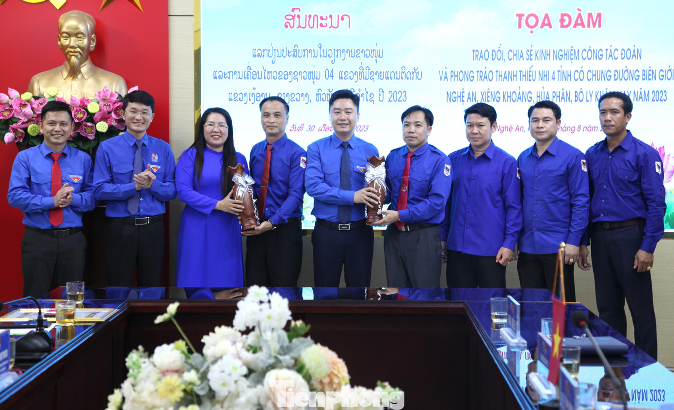 Những món quà thể hiện tình đoàn kết, hữu nghị giữa 2 nước Việt - Lào.