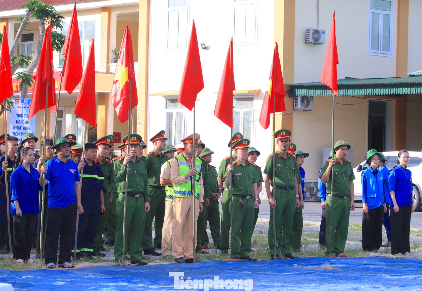 Chương trình có sự tham gia của hơn 200 đoàn viên thanh niên đến từ cơ quan Tỉnh Đoàn Nghệ An; Công an tỉnh; đoàn viên thanh niên các xã trên địa bàn huyện Con Cuông; lực lượng dân quân tự vệ cùng đông đảo nhân dân địa phương.