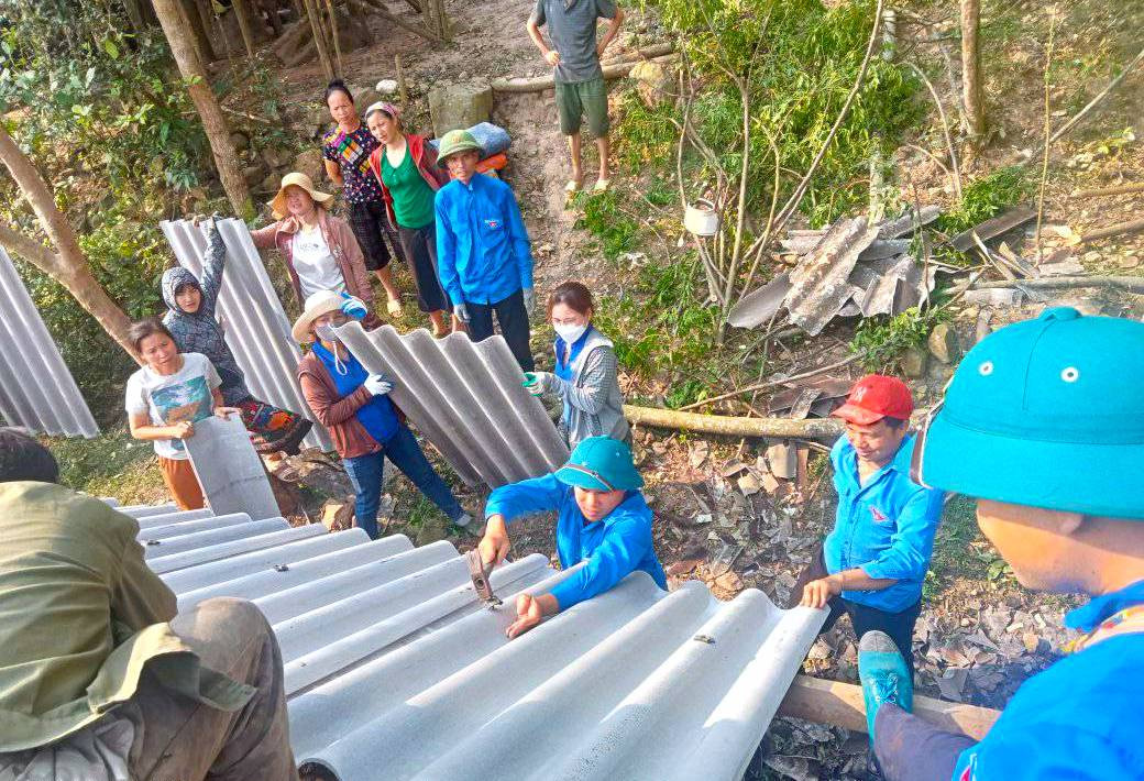 Do số lượng nhà bị hư hỏng nhiều nên suốt hơn nửa tháng qua, công việc sửa chữa nhà giúp người dân vẫn đang tiếp tục được thực hiện.