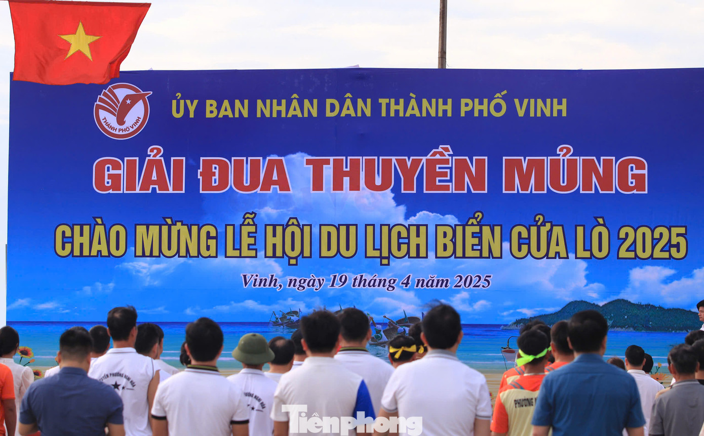 Sáng 19/4, UBND thành phố Vinh (Nghệ An) tổ chức Giải đua thuyền mủng, chào mừng Lễ hội Du lịch biển Cửa Lò 2025.