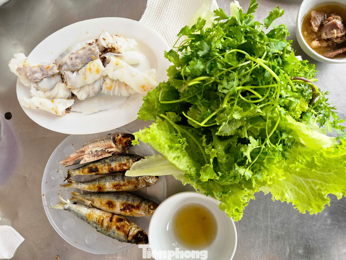 Cá trích nướng được bán để ăn cùng với bánh mướt hoặc bún và rau sống.