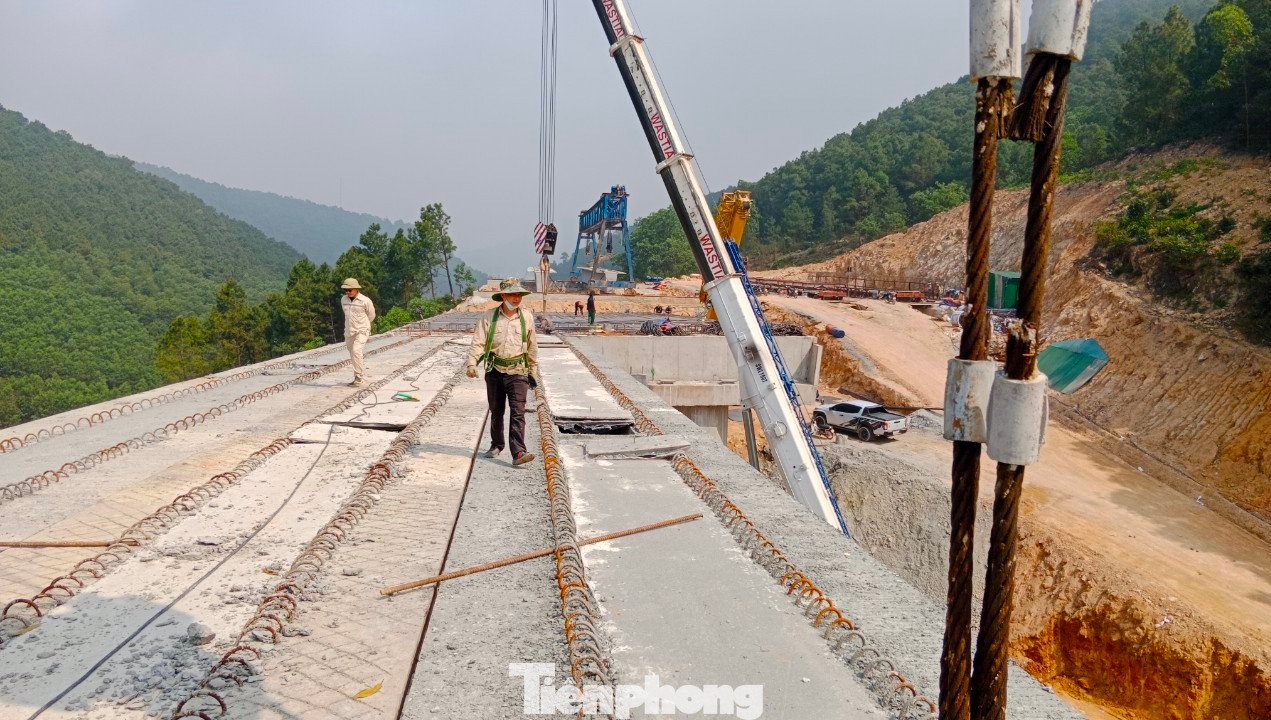 Các đơn vị thi công phải sử dụng nhiều máy móc hiện đại, nhiều cần cẩu cỡ lớn để phục vụ thi công cầu. Các đơn vị thi công phải sử dụng nhiều máy móc hiện đại, nhiều cần cẩu cỡ lớn để phục vụ thi công cầu.