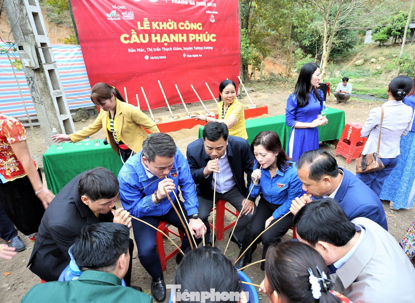 Sau buổi lễ khởi công xây dựng cây "Cầu Hạnh phúc", các đại biểu trong đoàn công tác chung vui bên chum rượu cần cùng bà con dân bản. Sau buổi lễ khởi công xây dựng cây "Cầu Hạnh phúc", các đại biểu trong đoàn công tác chung vui bên chum rượu cần cùng bà con dân bản.