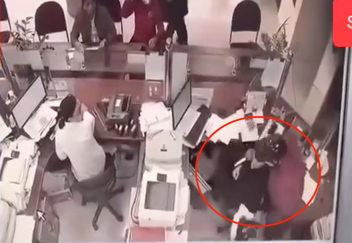 Ảnh cắt từ clip lan truyền trên facebook được cho là diễn ra vụ cướp. (Ảnh: cắt từ video). Ảnh cắt từ clip lan truyền trên facebook được cho là diễn ra vụ cướp. (Ảnh: cắt từ video).