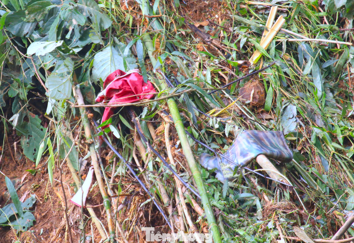 Dọc bờ suối, những tài sản, quần áo, ủng của các nạn nhân trong vụ sạt lở bị mắc lại trong bụi cây bờ cỏ.