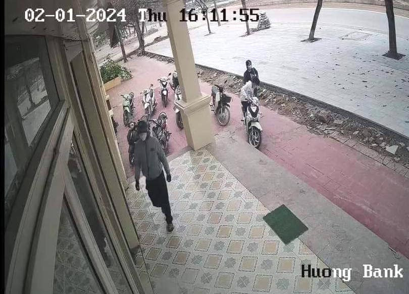 Đối tượng mặc áo ấm, bịt kín mặt mũi cầm theo dao và vật thể lạ nghi là vật liệu nổ xông vào ngân hàng để cướp.