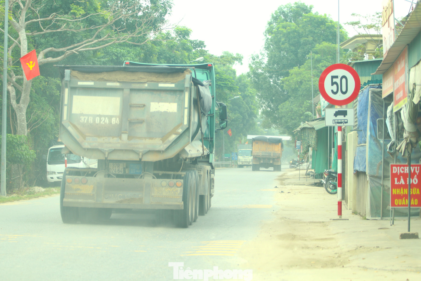 Trên tuyến có nhiều biển cắm hạn chế tốc độ 50 nhưng những xe này vẫn bất chấp chạy với tốc độ cao. Trong ảnh một xe ben chở đầy ắp cát. Quá trình lưu thông, việc che chắn không kỹ sẽ khiến cát rơi vãi xuống lòng đường.