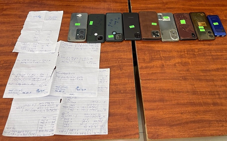 Tang vật công an thu giữ được gồm 8 điện thoại di động và giấy tờ ghi lại tỷ số, tiền cá cược.