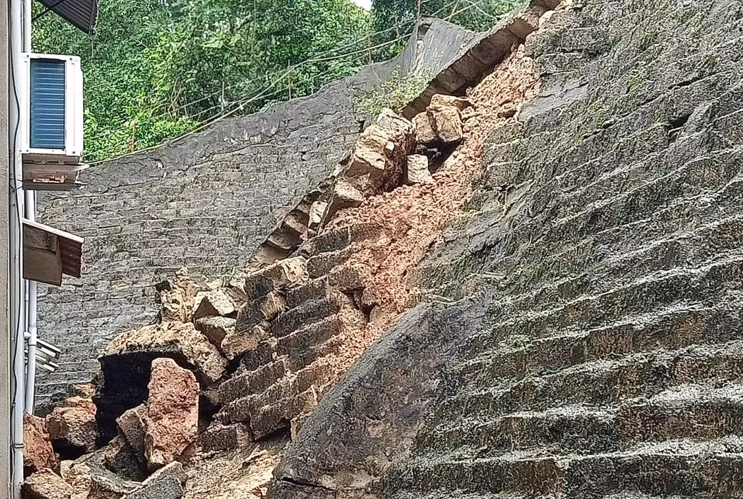 Bức tường rào kè chắn sát chân núi bị sạt lở xuống. Bức tường rào kè chắn sát chân núi bị sạt lở xuống.