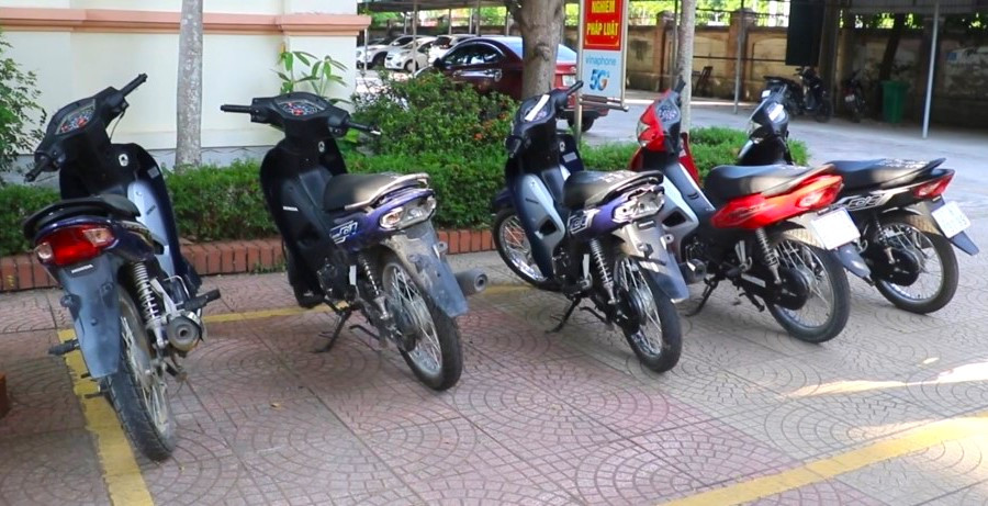 Tang vật công an thu giữ được gồm 5 xe máy, điện thoại và dao của các đối tượng dùng để đi cướp.