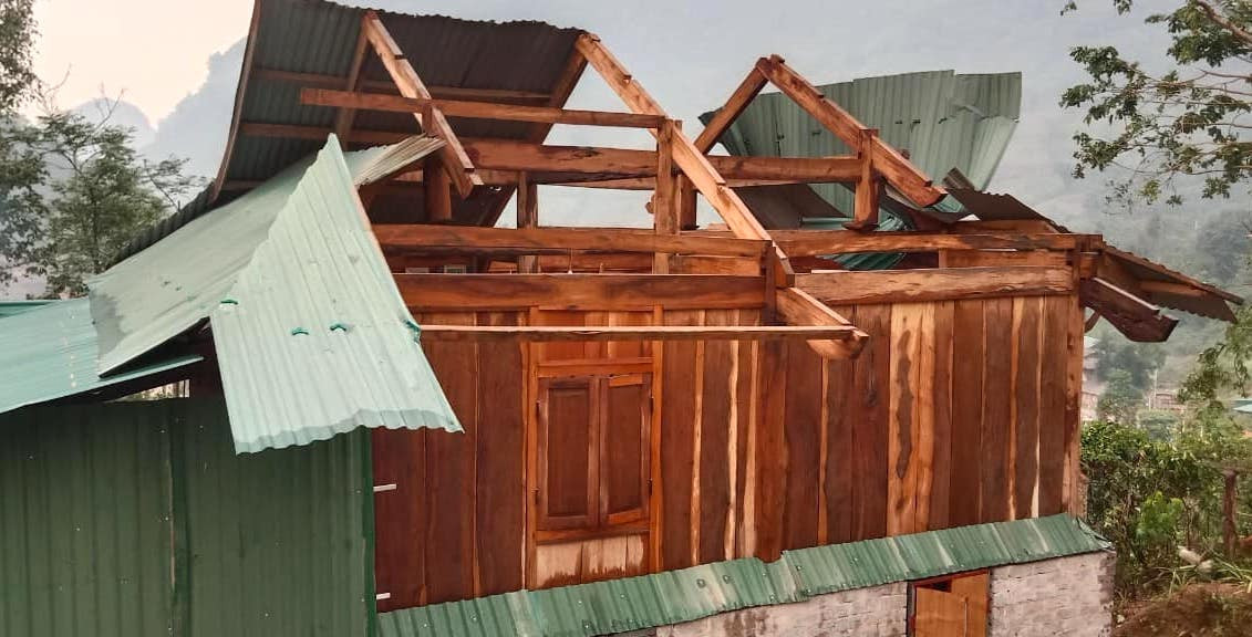 Theo thống kê, mưa đá, tố lốc gió giật mạnh làm gãy đổ cây cối, cột điện, ảnh hưởng 3 điểm trường và hư hỏng hơn 660 ngôi nhà ở của người dân ở các xã của huyện Kỳ Sơn như: Bảo Thắng, Huồi Tụ, Bảo Nam, Chiêu Lưu, Nậm Cắn, Mường Lống, Mường Típ, Hữu Lập… Trong đó, có 5 nhà dân tại xã Bảo Thắng và Chiêu Lưu bị đổ sập hoàn toàn.