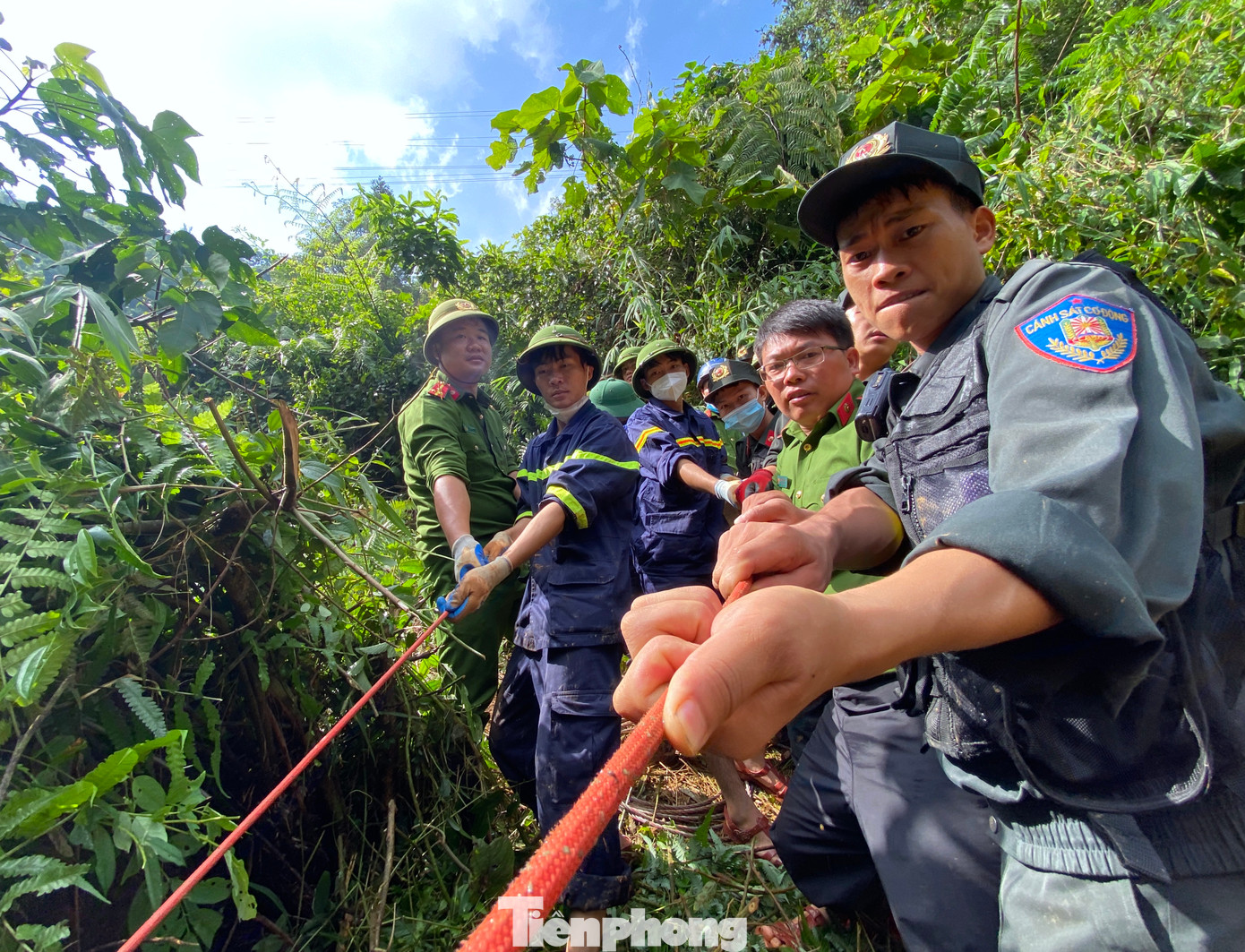 Không có điểm chằng néo, các cán bộ chiến sĩ phải dùng tay giữ tời cáp để kéo xe khách.