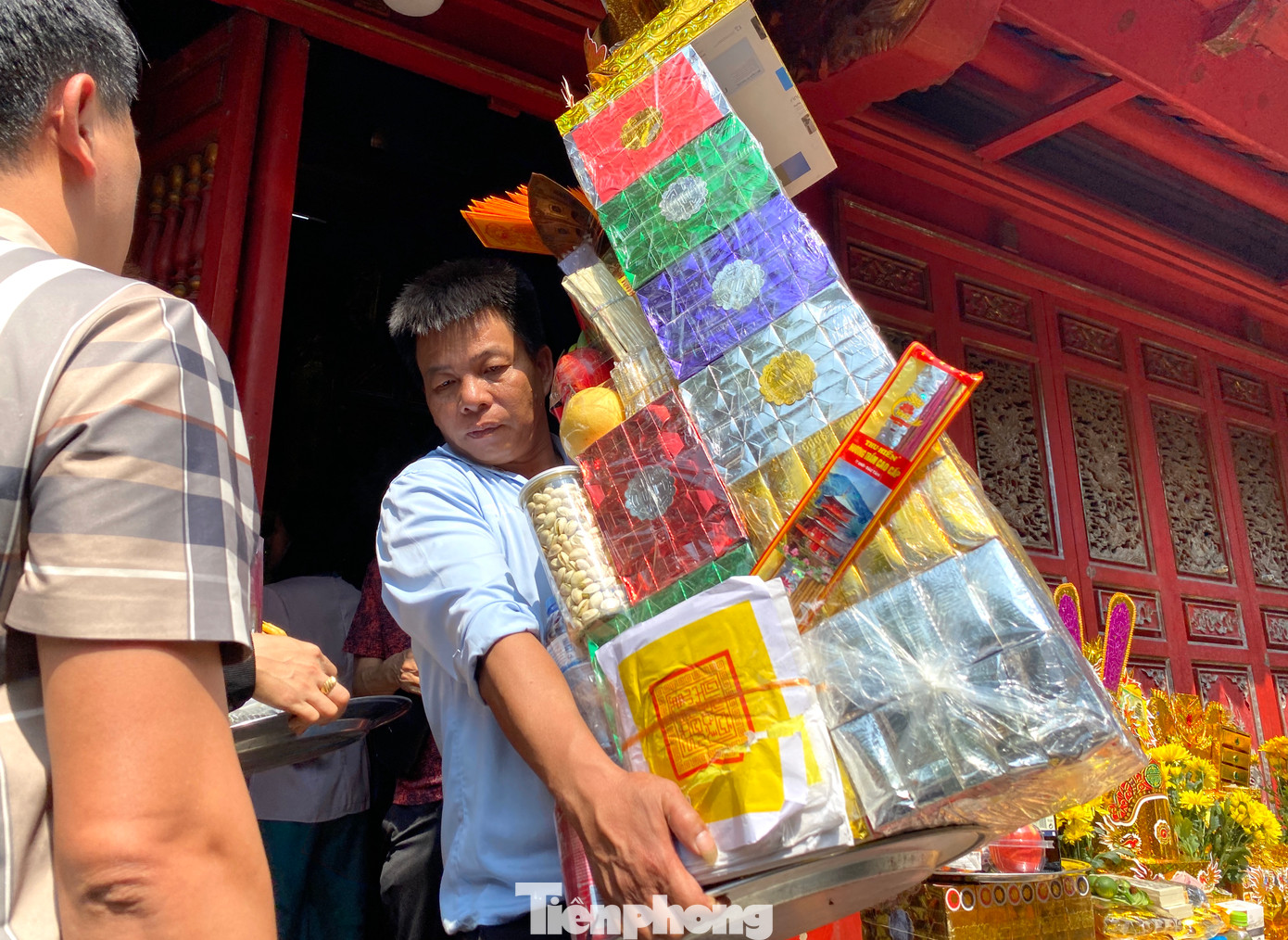 Những mâm lễ cúng có giá từ 300.000- 500.000 đồng. Có những mâm lễ lớn với nhiều thỏi vàng có giá cả triệu đồng nhưng vẫn hút du khách mua để dâng lễ.