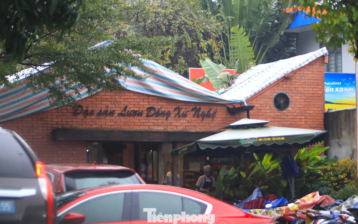 Ghi nhận của PV vào sáng 17/2, một số hạng mục trong cụm công trình này đã được sử dụng bạt để bịt mái ngói.