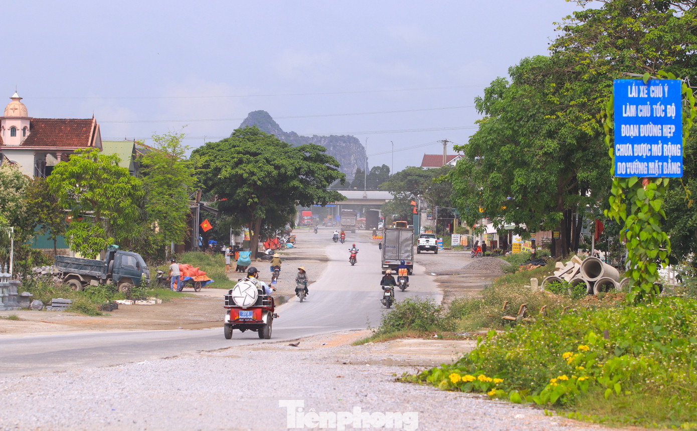 Trong đó, huyện Diễn Châu hiện còn vướng mặt bằng 0,39km/9 đoạn xen kẽ, với 37 thửa. Huyện Yên Thành hiện còn vướng mặt bằng 0,7km/10 đoạn xen kẽ với tổng số 42 thửa không thống nhất nên không thể thi công được.