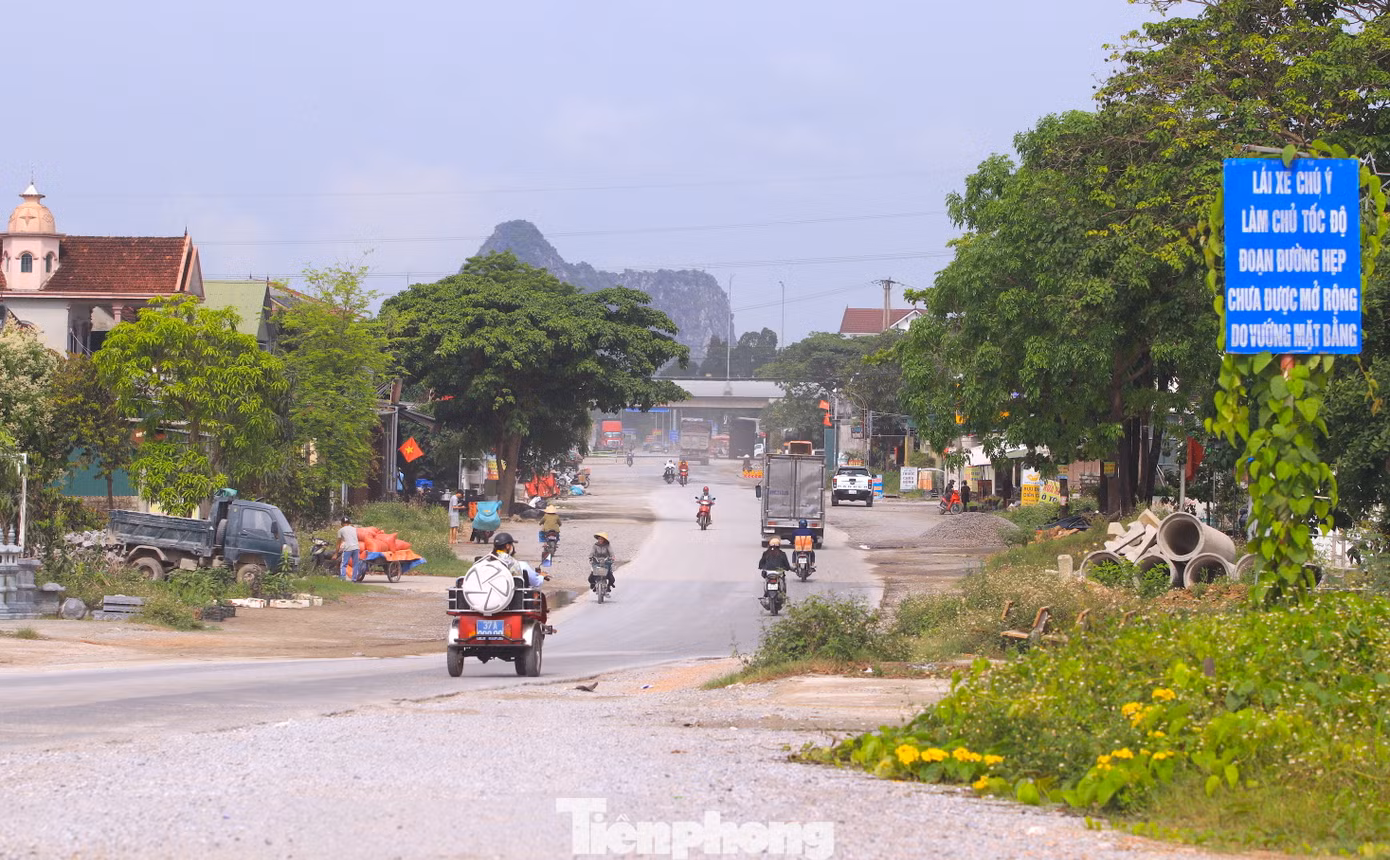 Trong đó, huyện Diễn Châu hiện còn vướng mặt bằng 0,39km/9 đoạn xen kẽ, với 37 thửa. Huyện Yên Thành hiện còn vướng mặt bằng 0,7km/10 đoạn xen kẽ với tổng số 42 thửa không thống nhất nên không thể thi công được.
