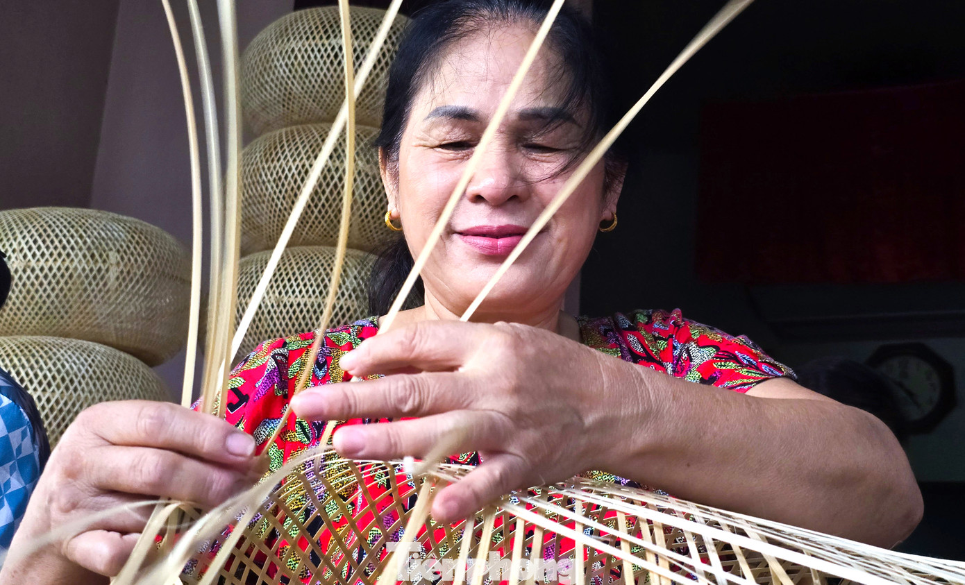 Trước nguy cơ nghề truyền thống ở quê hương bị mai một, bà Nguyễn Thị Lan (64 tuổi, trú xóm 10, xã Phúc Thọ) đã vận động chị em trong xóm họp lại thành “Tổ mây tre đan” và cùng nhau gìn giữ, phát triển nghề.