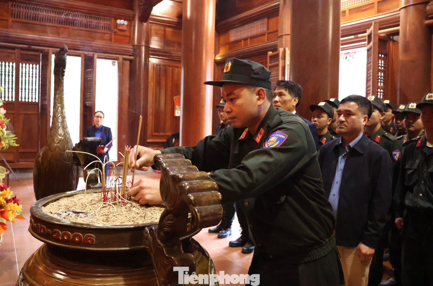 Trước khi thực hiện nhiệm vụ, đoàn đã đến dâng hương, dâng hoa trước anh linh Chủ tịch Hồ Chí Minh, bày tỏ lòng thành kính và biết ơn vô hạn công lao to lớn của Người, vị lãnh tụ thiên tài của Đảng ta, Người cha thân yêu của lực lượng vũ trang.