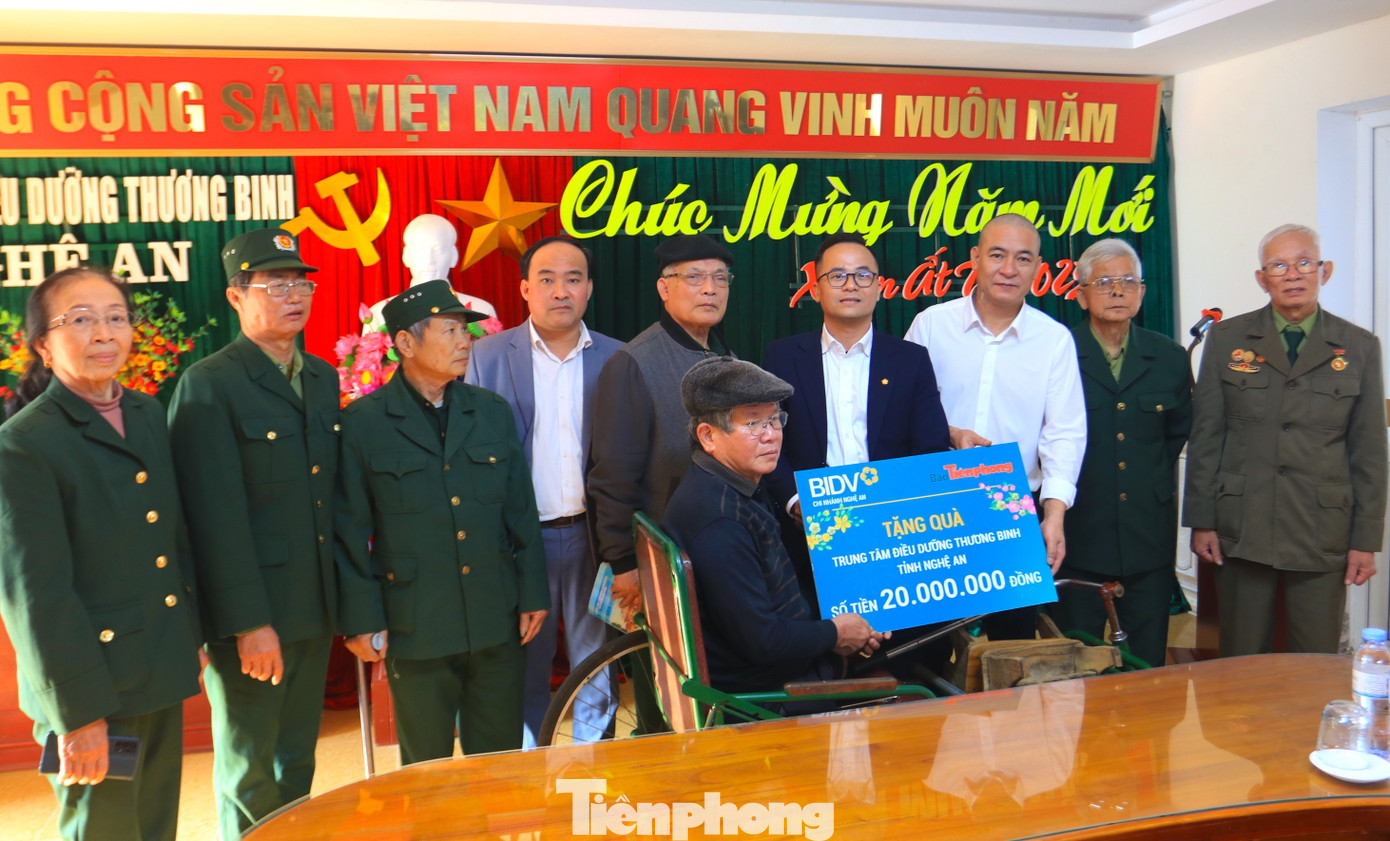 Đoàn trao tấm biển tượng trưng suất quà tết trị giá 20 triệu đồng đến Trung tâm Điều dưỡng thương binh Nghệ An. Đoàn trao tấm biển tượng trưng suất quà tết trị giá 20 triệu đồng đến Trung tâm Điều dưỡng thương binh Nghệ An.