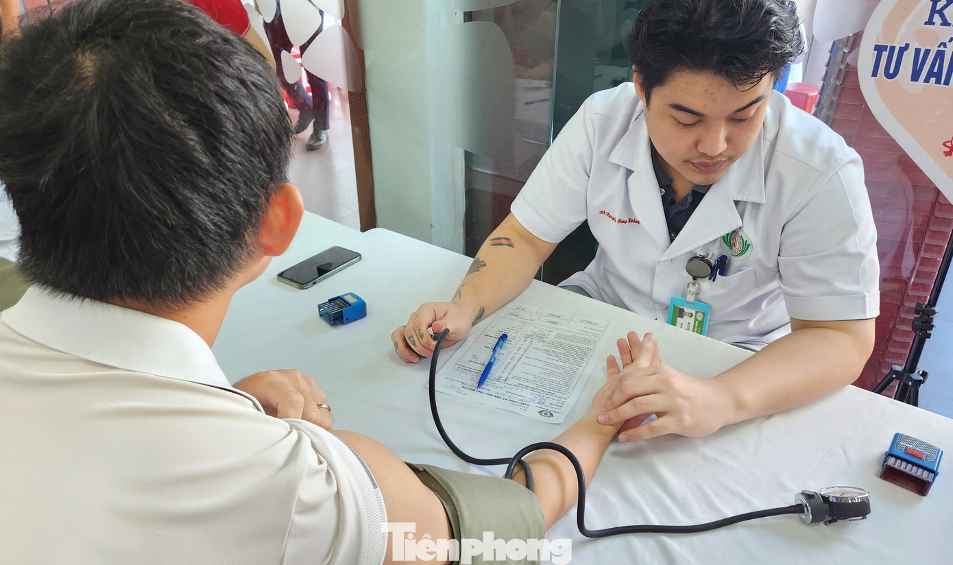 Các bác sĩ sẽ tiến hành thăm khám và lấy mẫu máu xét nghiệm theo quy trình rồi mới thực hiện việc hiến máu. Các bác sĩ sẽ tiến hành thăm khám và lấy mẫu máu xét nghiệm theo quy trình rồi mới thực hiện việc hiến máu.