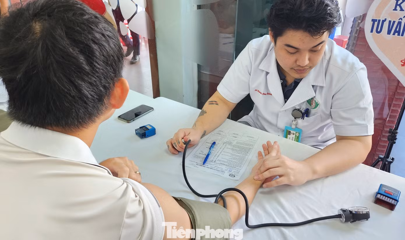 Các bác sĩ sẽ tiến hành thăm khám và lấy mẫu máu xét nghiệm theo quy trình rồi mới thực hiện việc hiến máu.