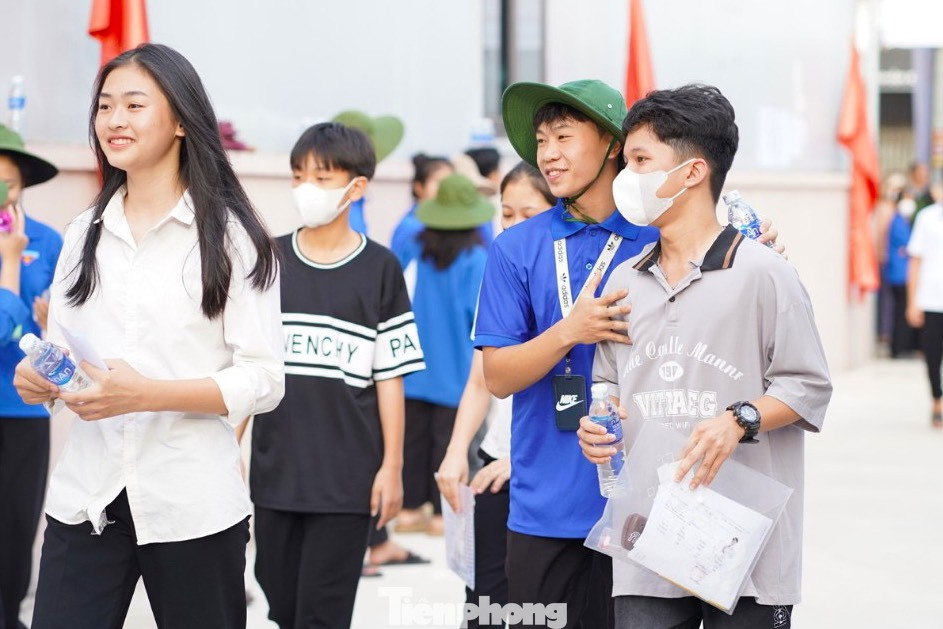 Những lời động viên của đoàn viên thanh niên sẽ tiếp thêm sức mạnh cho các sĩ tử.