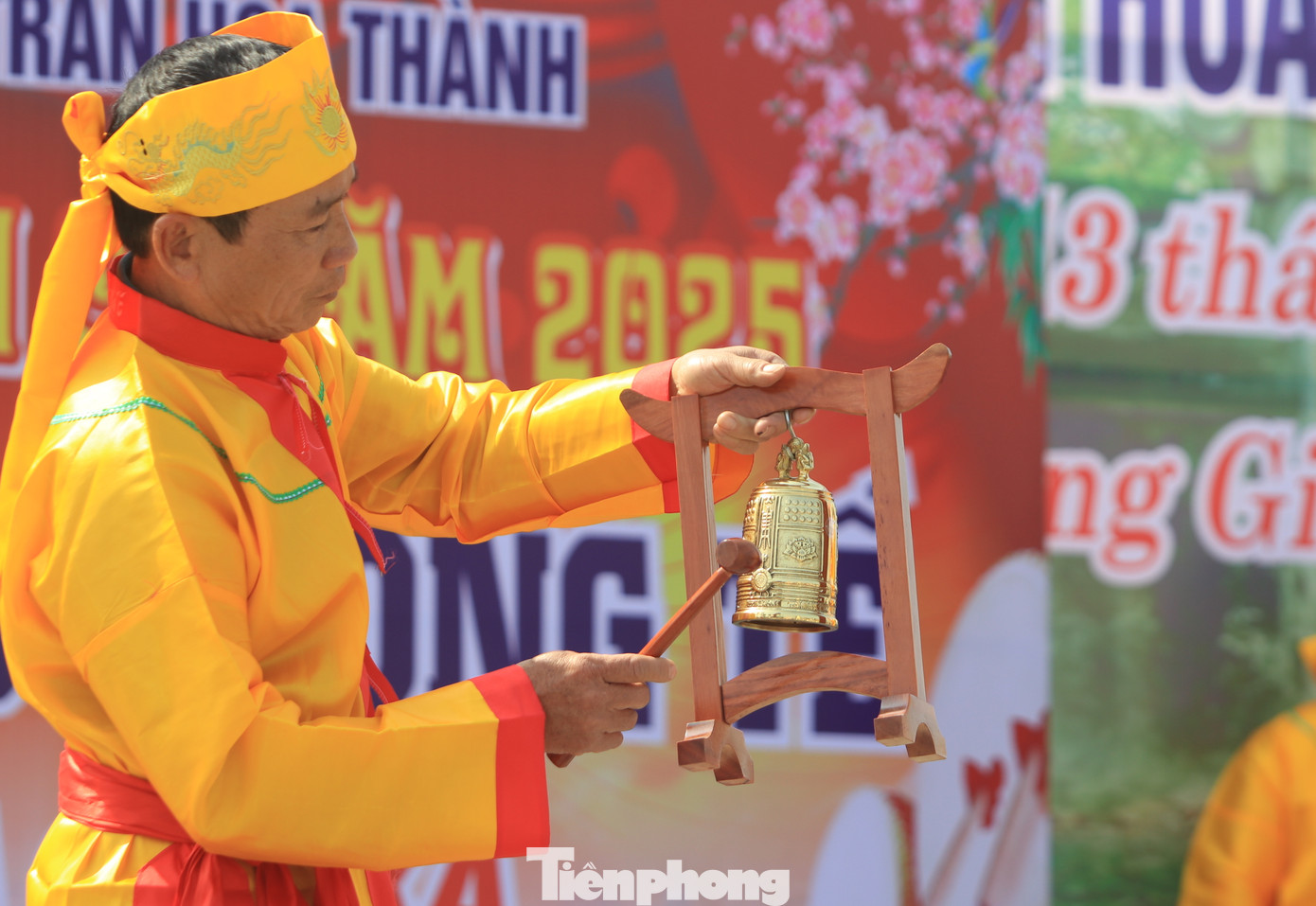 Mở đầu bài thi, các đội đánh chuông và trống tiểu cổ.