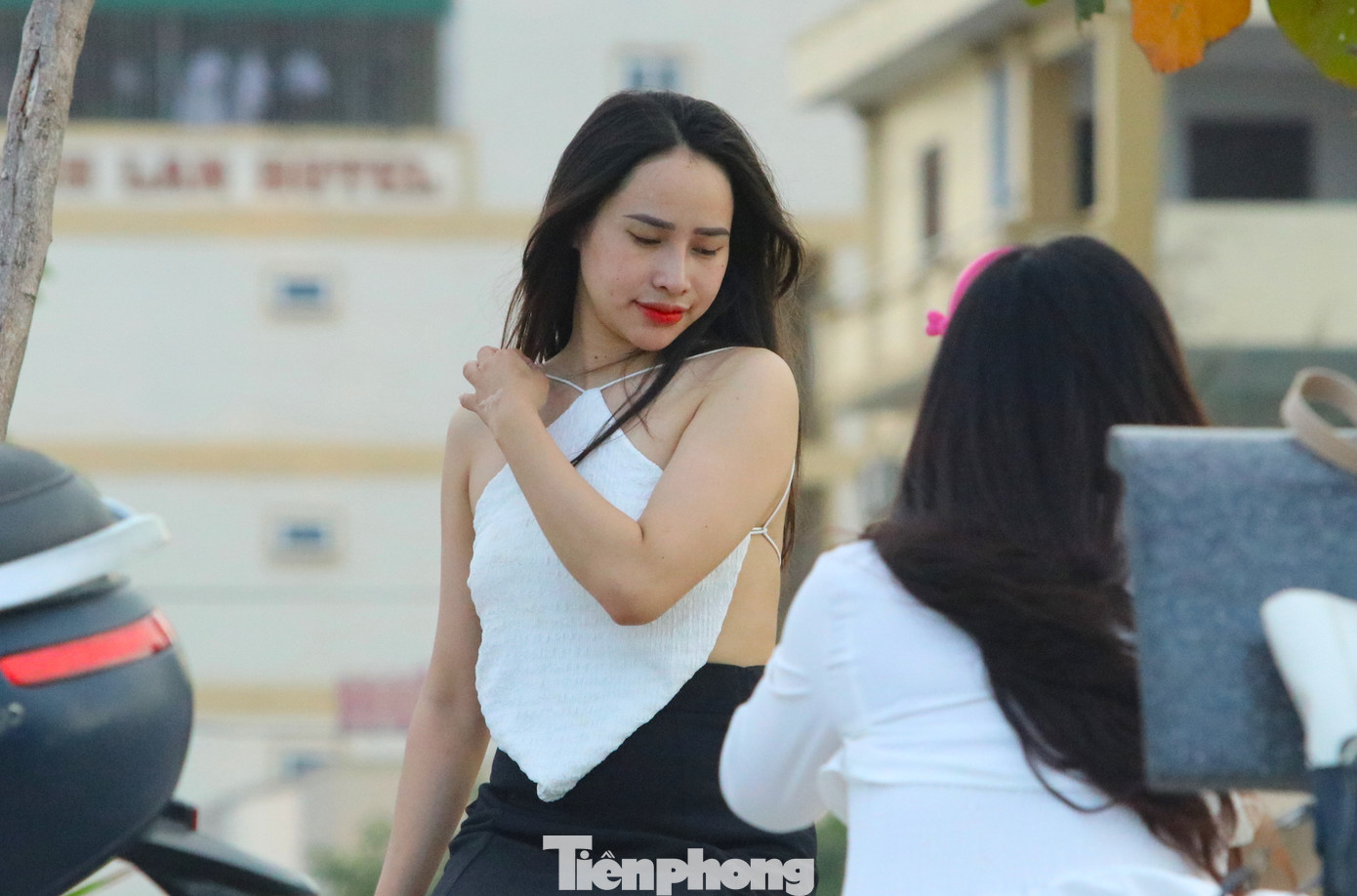 Ngoài tắm biển, nhiều cô gái về với biển chỉ để chụp hình checkin.