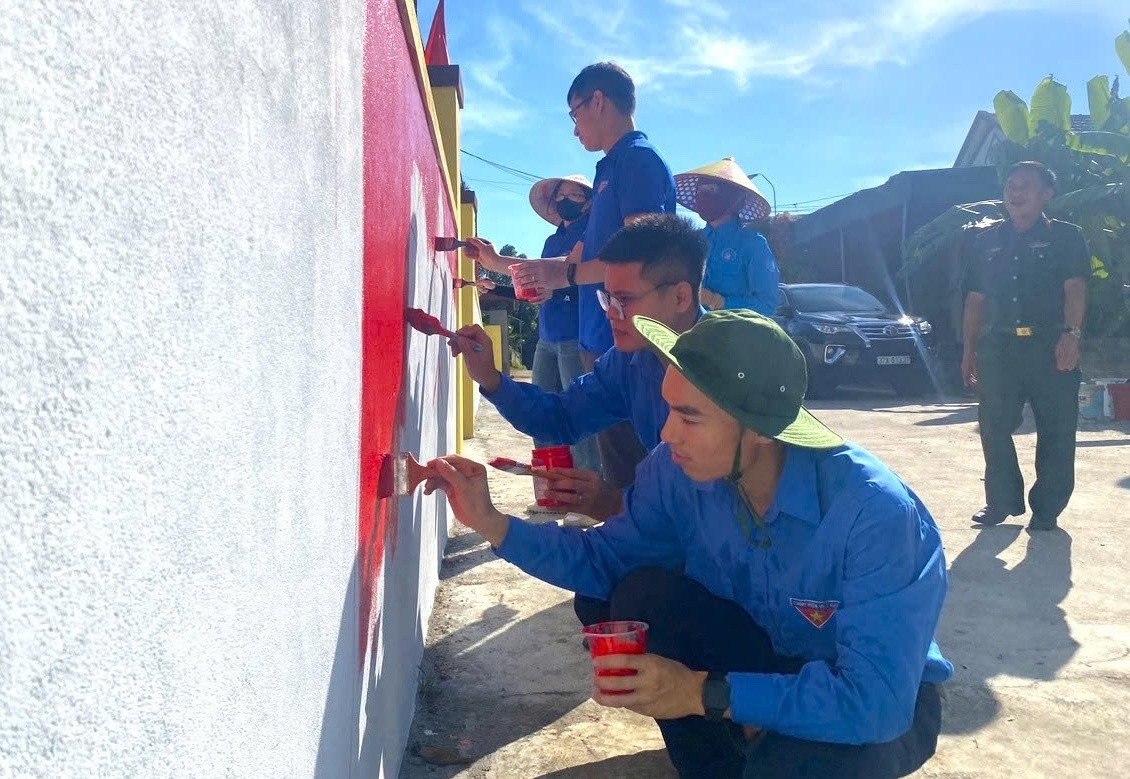 Giữa nắng nóng, các đoàn viên thanh niên thị xã Thái Hòa (Nghệ An) quyết tâm sơn, vẽ tranh, dọn dẹp vệ sinh khuôn viên để các trường học bước vào một năm mới thật khang trang, sạch đẹp. Giữa nắng nóng, các đoàn viên thanh niên thị xã Thái Hòa (Nghệ An) quyết tâm sơn, vẽ tranh, dọn dẹp vệ sinh khuôn viên để các trường học bước vào một năm mới thật khang trang, sạch đẹp.