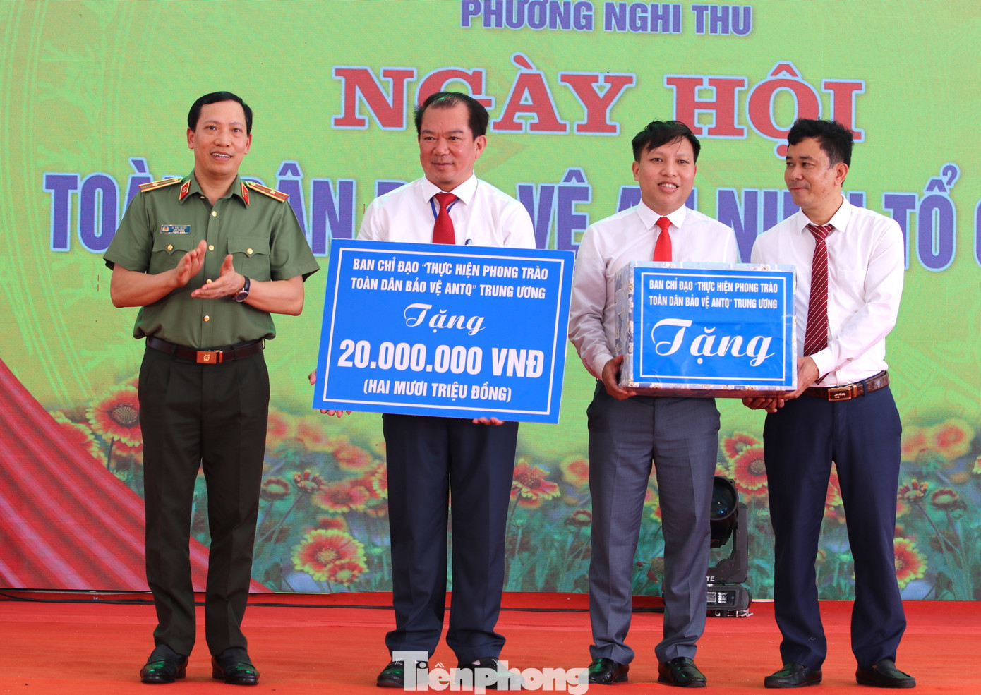 Thứ trưởng Bộ Công an Lê Văn Tuyến tặng quà đến Đảng bộ, chính quyền phường Nghi Thu (TX. Cửa Lò, Nghệ An). Thứ trưởng Bộ Công an Lê Văn Tuyến tặng quà đến Đảng bộ, chính quyền phường Nghi Thu (TX. Cửa Lò, Nghệ An).