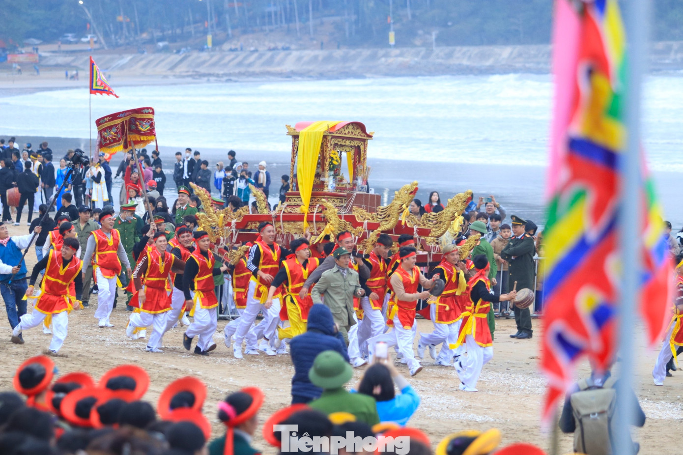 Các thành viên được chọn rước kiệu là những thanh niên trai tráng trẻ khỏe. Ngoài đoàn rước kiệu có có thêm nhiều đoàn mang theo cờ, hoa đi theo đoàn rước làm lễ cầu ngư.