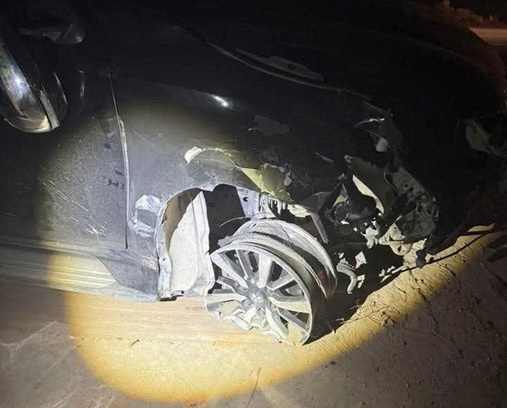 Bánh trước bên phải xe ô tô bị hư hỏng hoàn toàn. Bánh trước bên phải xe ô tô bị hư hỏng hoàn toàn.