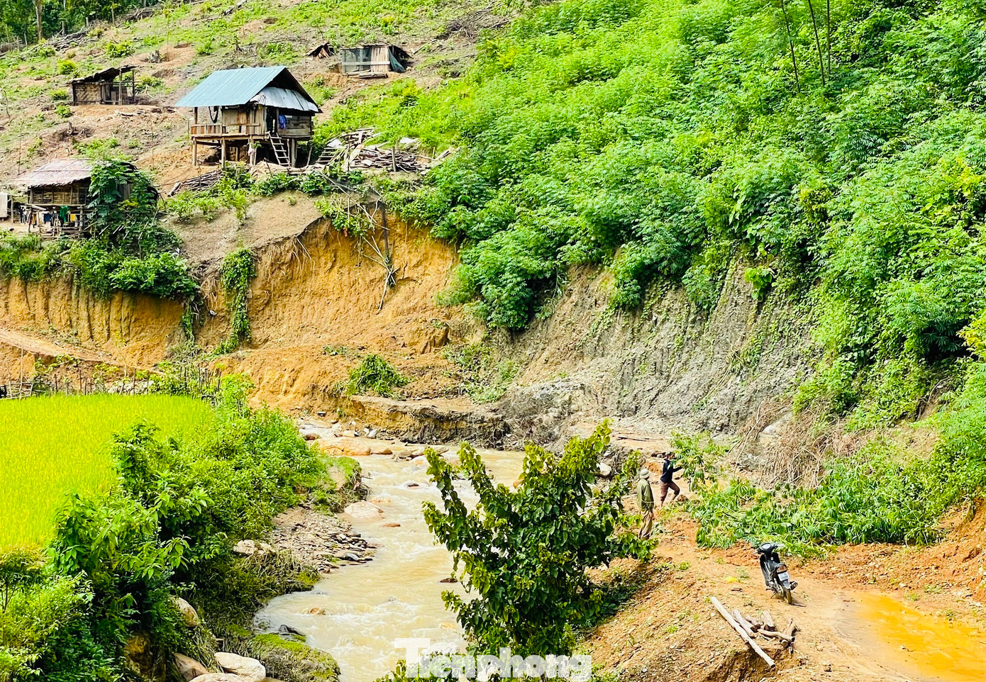 Những ngày qua, trên địa bàn các huyện miền núi Nghệ An có mưa rất to khiến nhiều vùng bị ngập lụt, nhiều tuyến đường bị đất sạt lở, vùi lấp. Tại khu vực thị trấn Thạch Giám (huyện Tương Dương, Nghệ An), mưa lớn khiến một số tuyến đường bị sạt lở. Đặc biệt tuyến đường đi từ bản Khe Chi vào khu vực sản xuất và đập nước bị sạt lở nhiều điểm với khối lượng đất đá lớn.