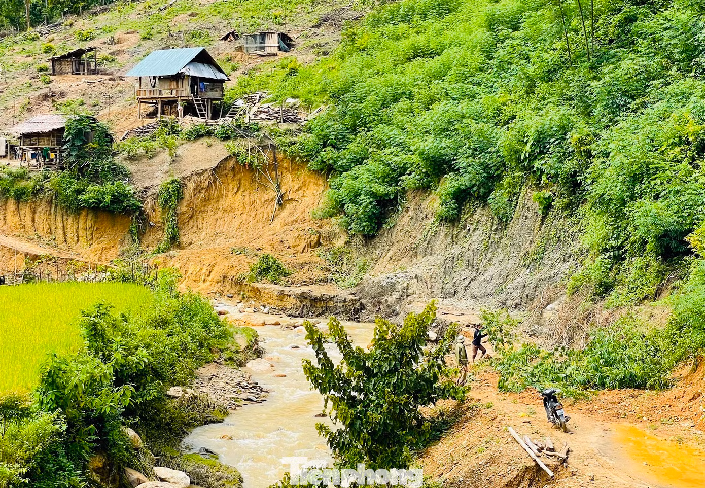 Những ngày qua, trên địa bàn các huyện miền núi Nghệ An có mưa rất to khiến nhiều vùng bị ngập lụt, nhiều tuyến đường bị đất sạt lở, vùi lấp. Tại khu vực thị trấn Thạch Giám (huyện Tương Dương, Nghệ An), mưa lớn khiến một số tuyến đường bị sạt lở. Đặc biệt tuyến đường đi từ bản Khe Chi vào khu vực sản xuất và đập nước bị sạt lở nhiều điểm với khối lượng đất đá lớn.