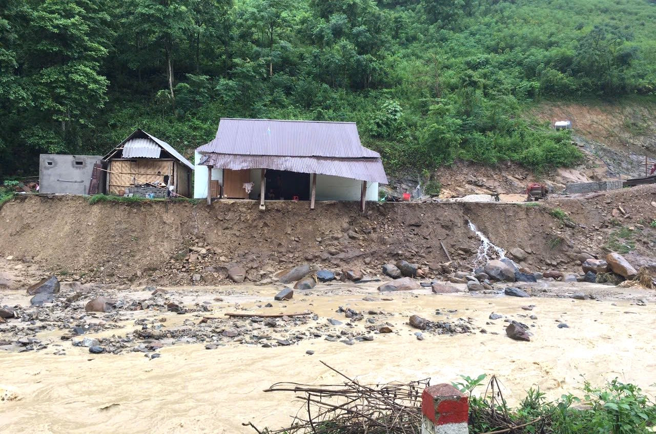 Theo báo cáo nhanh của Ban Chỉ huy Phòng chống thiên tai và TKCN&PTDS tỉnh Nghệ An cho biết, trận lũ quét xảy ra tại 3 huyện Kỳ Sơn, Tương Dương, Quế Phong vào ngày 29 và sáng 30/5 đã gây thiệt hại nặng nề cho tài sản của người dân cũng như đường xá và các trụ sở trên địa bàn. Thống kê bước đầu cho biết, trận lũ quét đã khiến 1 người tử vong là anh Kha Phon Xay (SN 1993, trú xã Na Loi, Kỳ Sơn) bị lũ cuốn trôi vào tối 29/5. Theo báo cáo nhanh của Ban Chỉ huy Phòng chống thiên tai và TKCN&PTDS tỉnh Nghệ An cho biết, trận lũ quét xảy ra tại 3 huyện Kỳ Sơn, Tương Dương, Quế Phong vào ngày 29 và sáng 30/5 đã gây thiệt hại nặng nề cho tài sản của người dân cũng như đường xá và các trụ sở trên địa bàn. Thống kê bước đầu cho biết, trận lũ quét đã khiến 1 người tử vong là anh Kha Phon Xay (SN 1993, trú xã Na Loi, Kỳ Sơn) bị lũ cuốn trôi vào tối 29/5.