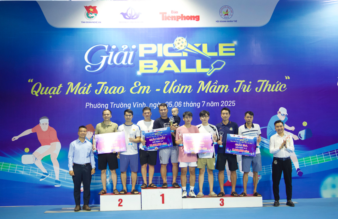 Ban tổ chức trao các giải Nhất, Nhì, Ba cho các cặp vận động viên ở trình 4.2. Ban tổ chức trao các giải Nhất, Nhì, Ba cho các cặp vận động viên ở trình 4.2.