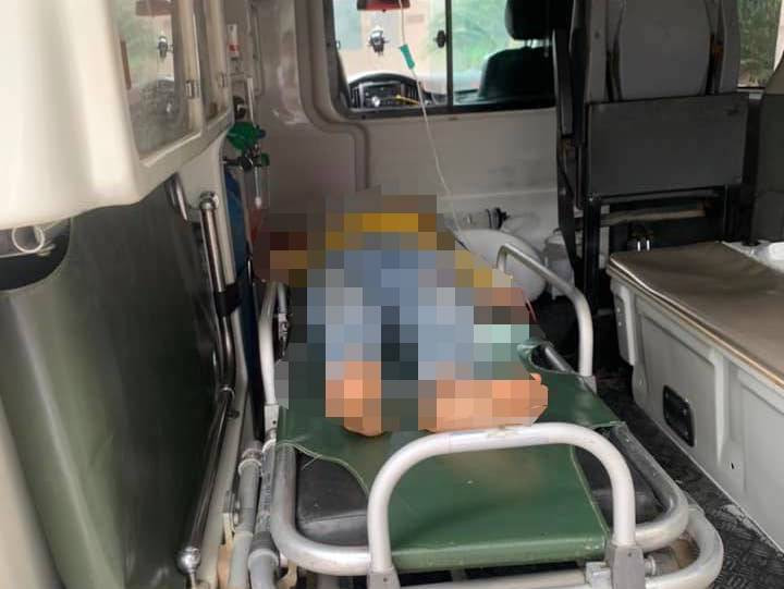 2 cháu bé được đưa vào bệnh viện cấp cứu sau vụ việc.