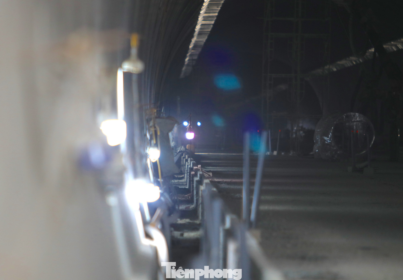 Trong vài ngày tới, công ty sẽ hoàn thiện việc thi công vỏ hầm. Theo đơn vị thi công, đến khoảng ngày 20/4 sẽ xong mặt đường hầm. Song song với đó, các hệ thống trong hầm, phòng cháy chữa cháy được lắp đặt hoàn thiện. Phấn đấu theo tinh thần chỉ đạo của Thủ tướng sẽ hoàn thành trước 30/4 để thông tuyến về đến nút giao quốc lộ 46. Trong vài ngày tới, công ty sẽ hoàn thiện việc thi công vỏ hầm. Theo đơn vị thi công, đến khoảng ngày 20/4 sẽ xong mặt đường hầm. Song song với đó, các hệ thống trong hầm, phòng cháy chữa cháy được lắp đặt hoàn thiện. Phấn đấu theo tinh thần chỉ đạo của Thủ tướng sẽ hoàn thành trước 30/4 để thông tuyến về đến nút giao quốc lộ 46.